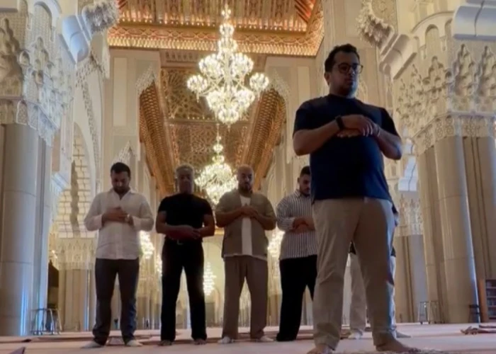 ينطق الشهادتين.. تركي آل الشيخ ينشر فيديو للممثل الأمريكي "جيانكارلو إسبوزيتو" وهو يصلي داخل مسجد بالمملكة