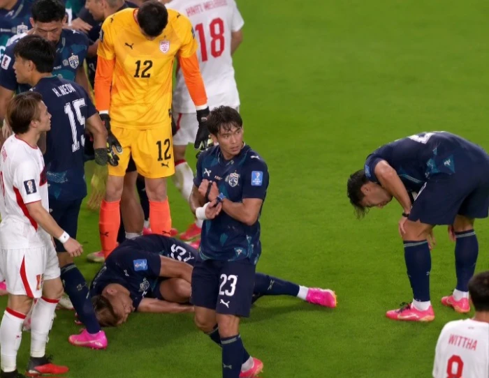 بالفيديو: ردة فعل غريبة من لاعب "باراغواي" بعد سقوط ساعة الحكم أثناء المباراة