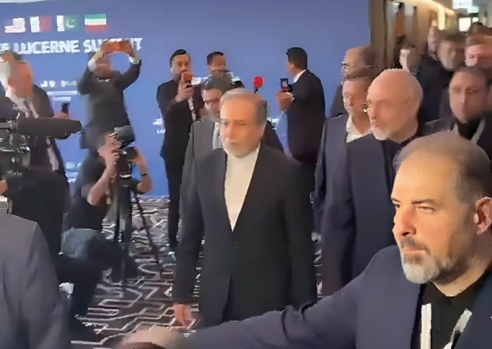 بالفيديو: الوفد الإيراني في مباحثات سويسرا يرفض التقاط صورة مشتركة مع نظيره الأمريكي