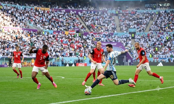 بالفيديو: ميسي يقود الأرجنتين للفوز على النمسا بثنائية والتأهل إلى دور الـ32