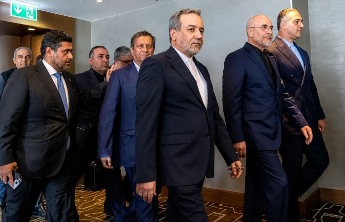لماذا رفض الوفد الإيراني التقاط صورة مع فانس في سويسرا؟.. كبير المفاوضين الإيرانيين يوضح