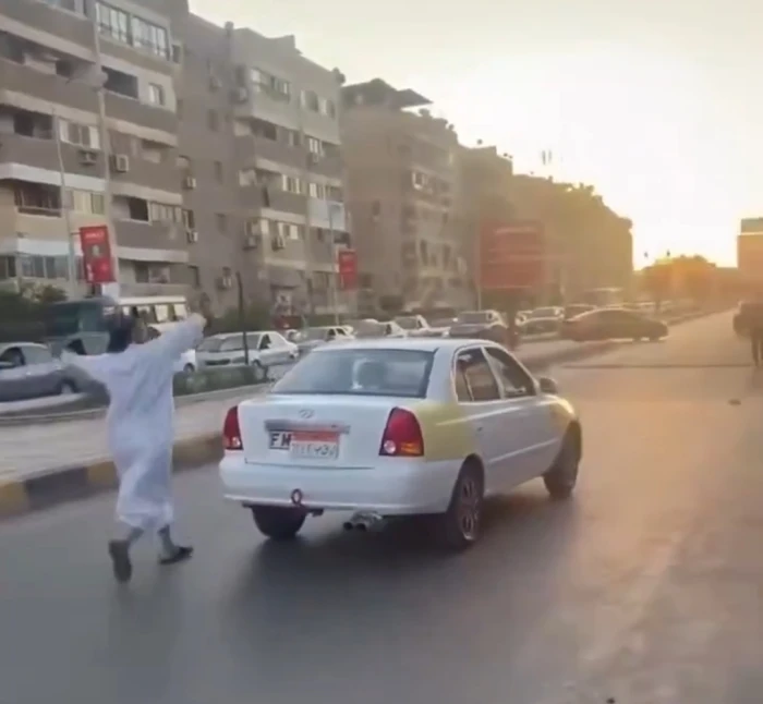 فيديو طريف لسائق تاكسي مصري ترك سيارته تسير وحدها وبداخلها الراكب ونزل يحتفل بالفوز على نيوزيلندا
