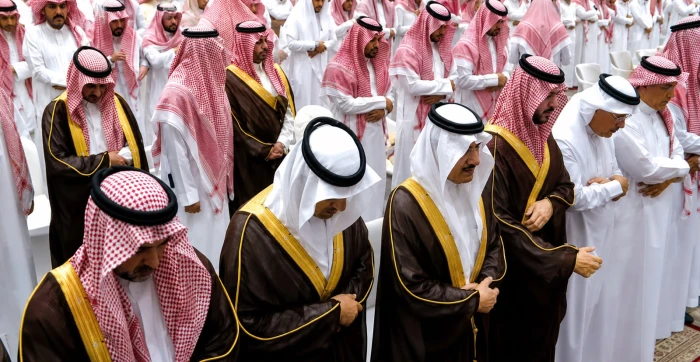 بالفيديو.. أمير المنطقة الشرقية ووزير الطاقة يتقدمان المصلين على 7 من شهداء حادثة مروحية أرامكو في الدمام
