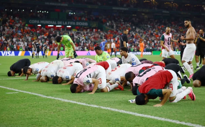 بعد إقصاء هولندا.. بالفيديو: لاعبو المنتخب المغربي يسارعون إلى السجود احتفالًا بالتأهل إلى دور الـ16