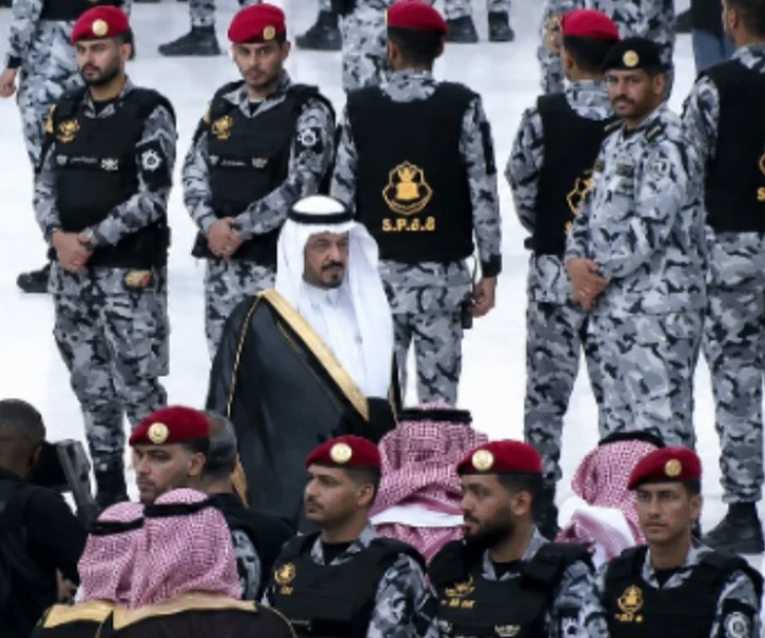 نيابة عن خادم الحرمين.. بالفيديو: لحظة وصول نائب أمير مكة إلى المسجد الحرام لغسل الكعبة