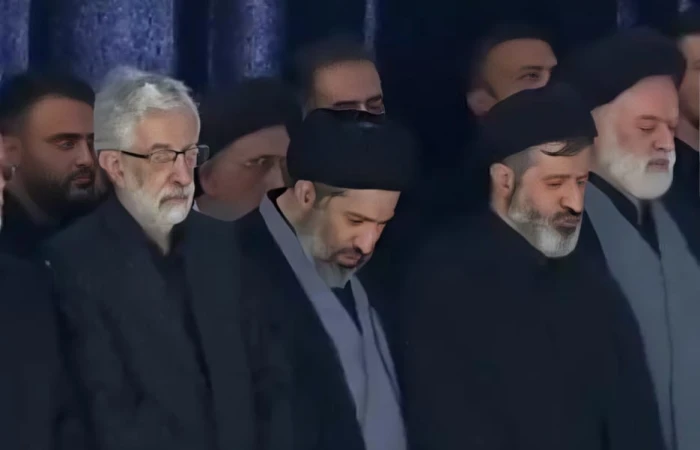 بالفيديو.. أول ظهور لأبناء المرشد الإيراني السابق «علي خامنئي» في صلاة الجنازة عليه