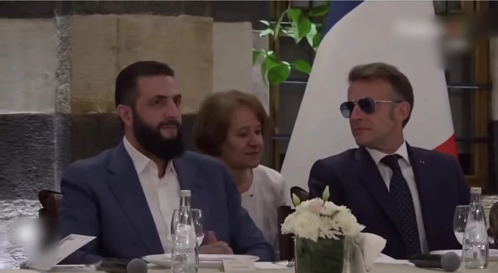 بالفيديو.. الرئيس السوري أحمد الشرع يقيم مأدبة عشاء للرئيس الفرنسي إيمانويل ماكرون في مطعم بدمشق