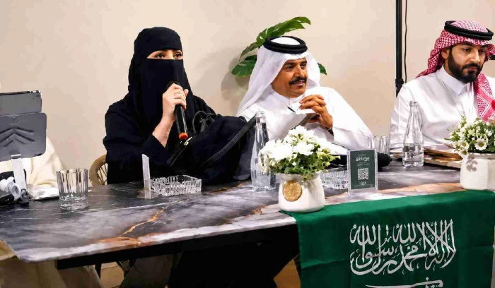 فيديو لشاعرة في نادٍ تطوعي يثير جدلًا واسعًا.. وكاتبة تعلق: "عيب"