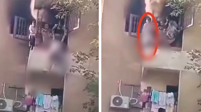 مأساة أخرى.. مصر: فيديو يوثق لحظة سقوط مدير بنك من الطابق الخامس أثناء محاولته الهروب من حريق شقته بالقاهرة