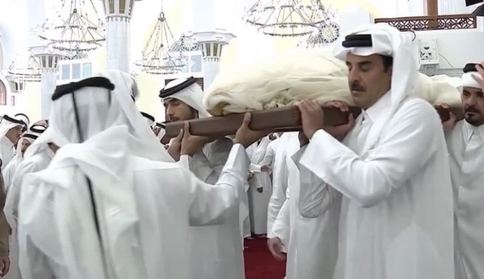 أمير قطر يحمل جثمان والده الشيخ حمد بن خليفة بعد الصلاة عليه في مسجد الشيخ محمد بن عبدالوهاب