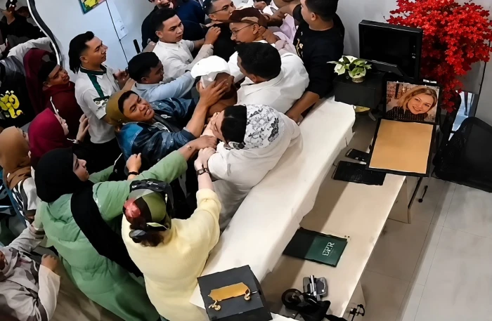بالفيديو.. مشاجرة بين عريس وعروسته داخل مركز تجميل ليلة الزفاف في مصر