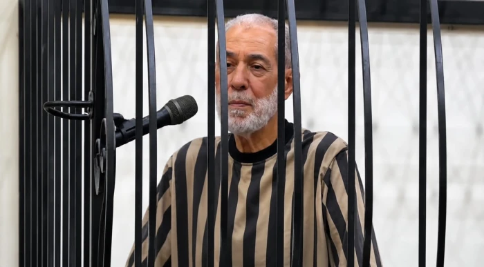 "ولا كلمة".. بالفيديو: قاضي محكمة العدل السورية يطلب من "مفتي البراميل" أحمد حسون بالصمت خلال المحاكمة