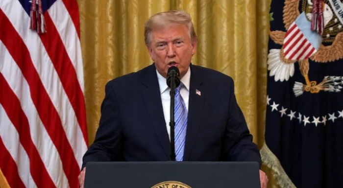 بالفيديو.. ترامب يكشف وثيقة سرية: الصين سرقت بيانات 220 مليون ناخب أمريكي في انتخابات 2020