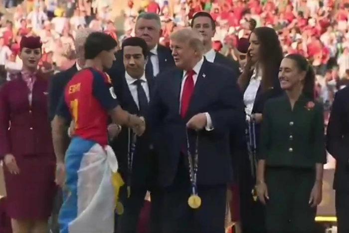 بالفيديو.. ترامب يشارك في مراسم تتويج إسبانيا ويقلّد اللاعبين الميداليات