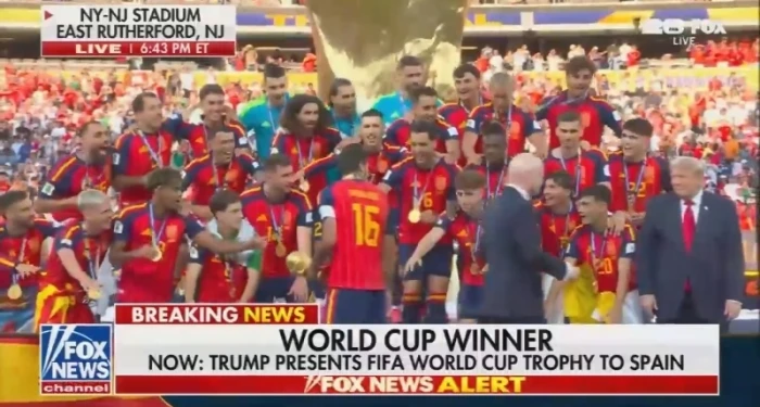 بالفيديو.. لقطة محرجة لترامب على المنصة أثناء تتويج إسبانيا بكأس العالم