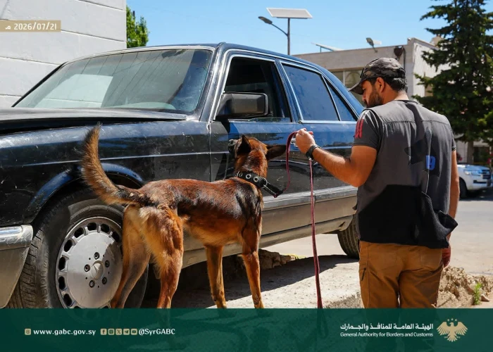 باستخدام الكلاب المدربة.. بالفيديو: لحظة ضبط الشرطة السورية 226 قنبلة مخبأة في إحدى السيارات ومتجهة إلى "حزب الله" اللبناني