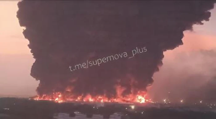 بالفيديو.. انفجار ضخم في مركز لوجستي روسي بعد استهدافه بطائرات مسيّرة أوكرانية