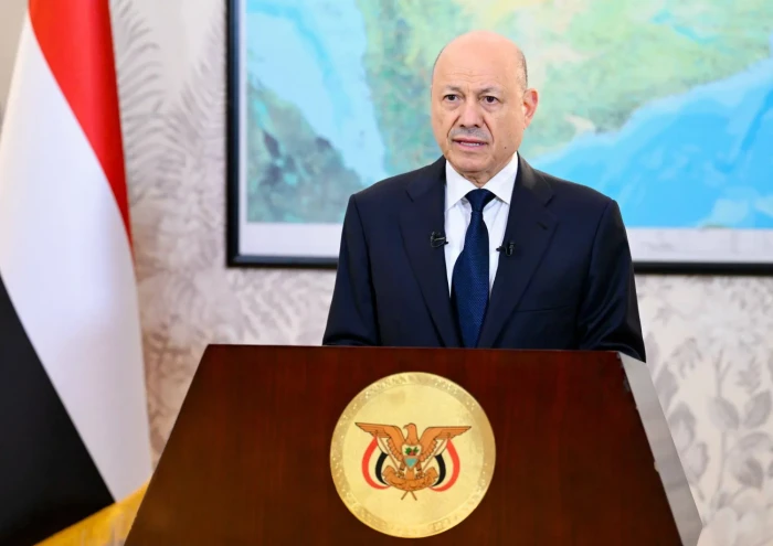 رئيس مجلس القيادة اليمني: الحوثيون يبددون فرص التهدئة ويقامرون بمصالح اليمن خدمةً لأجندة إيران
