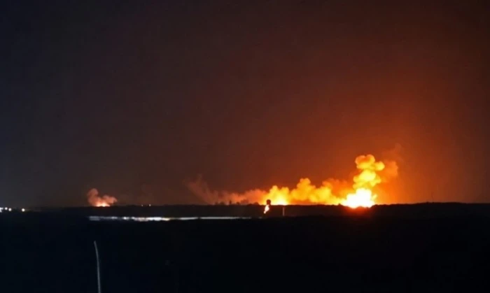 بالفيديو: انفجارات متتالية تشعل حريقًا في مدينة عبادان الإيرانية عقب ضربات أمريكية