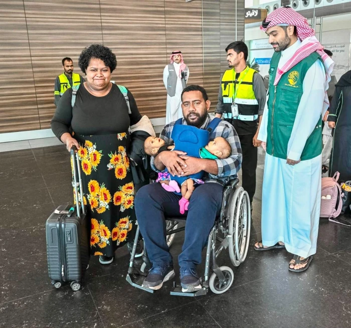 بتوجيه من خادم الحرمين وولي العهد‬⁩.. وصول التوأم الملتصق الفيجي "جيسيبيل وديسيسيا" إلى الرياض -صور
