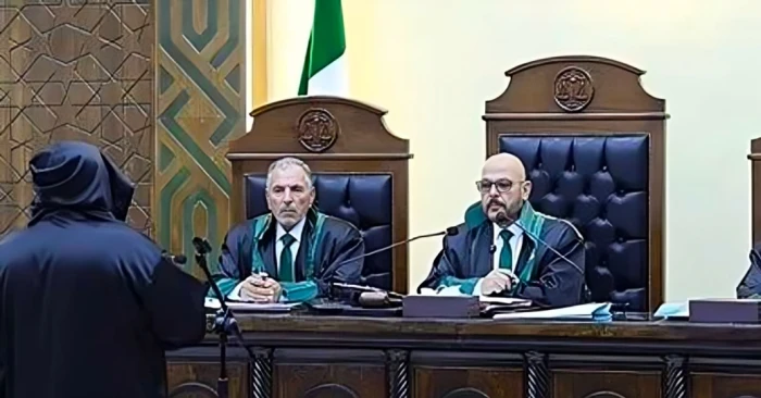 خلال محاكمة "مفتي البراميل" في سوريا.. بالفيديو: شاهد سري يكشف ما طُلب منه مقابل الإفراج عن شقيقته وقصة "العباءات الملكية"