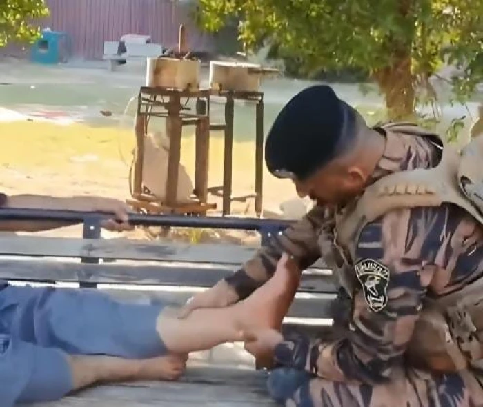 بالفيديو.. جندي عراقي يقوم بعمل مساج لقدم زائر إيراني في كربلاء ويثير غضبًا شعبيًا