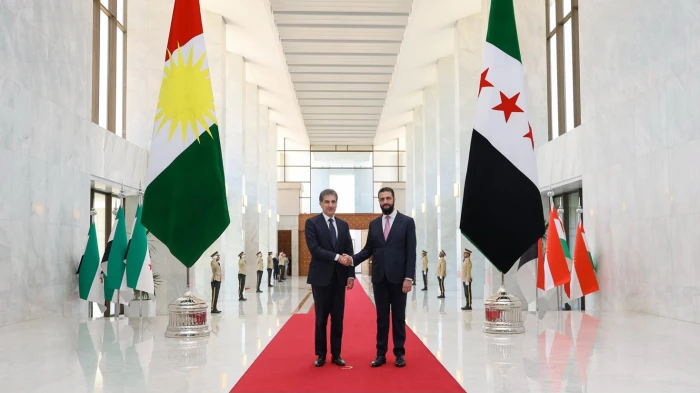 بالفيديو : غياب العلم العراقي يثير الجدل أثناء استقبال الرئيس السوري " الشرع" لرئيس إقليم كوردستان العراق