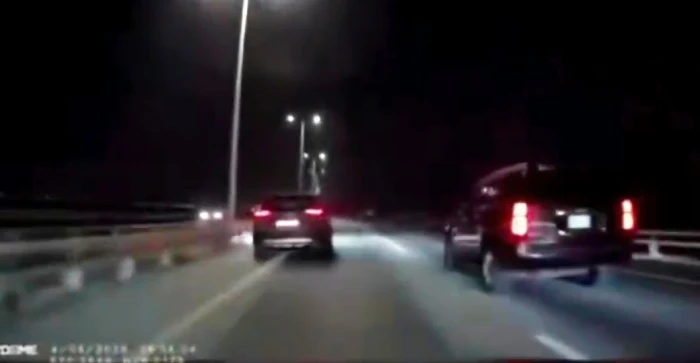 بالفيديو.. تصرف مفاجئ من قائد مركبة ينقذ سيارة تقودها امرأة من حادث  على جسر الملك فهد