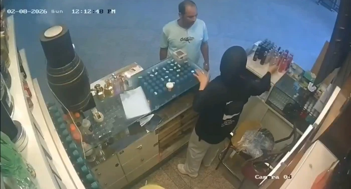 تظاهر بأنه زبون ..بالفيديو:  كاميرا مراقبة ترصد لحظة سرقة هاتف فتاة تعمل في محل عطور بمصر