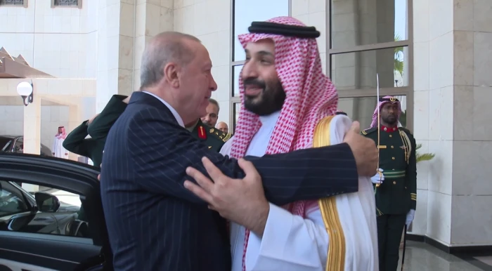 بالفيديو: ولي العهد يلتقي في مكة  رئيس الجمهورية التركية