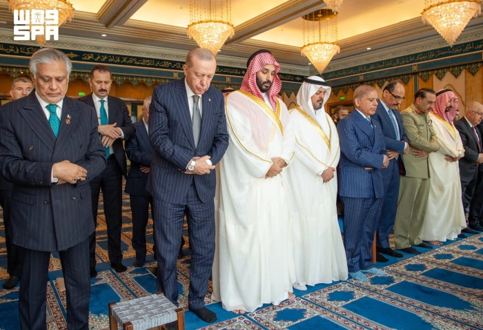 بالصور : ولي العهد والرئيس التركي ورئيس وزراء باكستان خلال أدائهم صلاة الجمعة بالمسجد الحرام