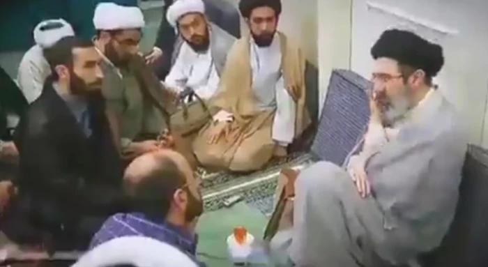 بعد أنباء عن تدهور صحته.. طهران تبث فيديو مزعومًا لمجتبى خامنئي لتضليل الرأي العام