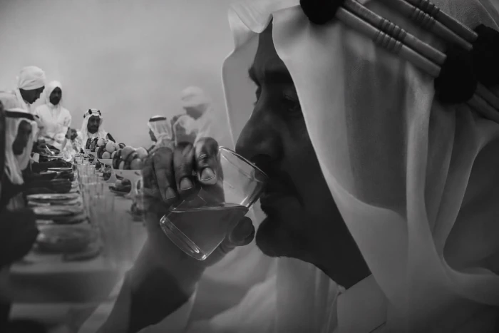 فيديو نادر للملك فيصل أثناء تناوله الطعام في قصره  بالرياض.. والكشف عن تاريخ تصويره