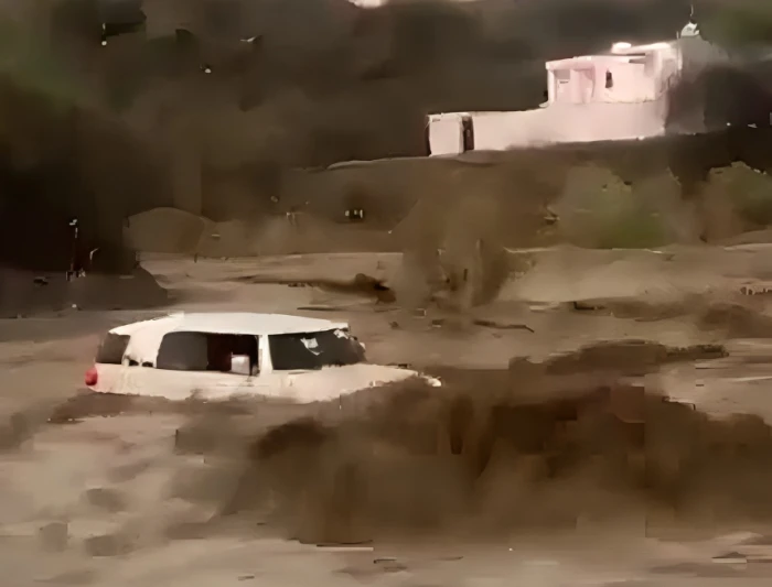 تم تطبيق الإجراءات النظامية بحقه .. بيان من المرور بشأن قائد مركبة حاول عبور الأودية والشعاب أثناء جريانها في جازان