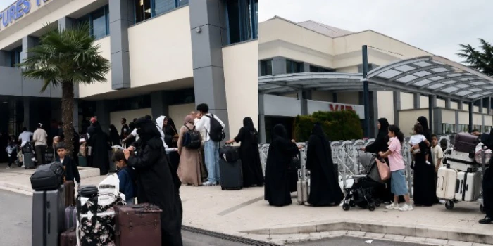 بالفيديو.. زحام شديد وطوابير طويلة في مطار طرابزون بعد انتهاء الإجازة الصيفية