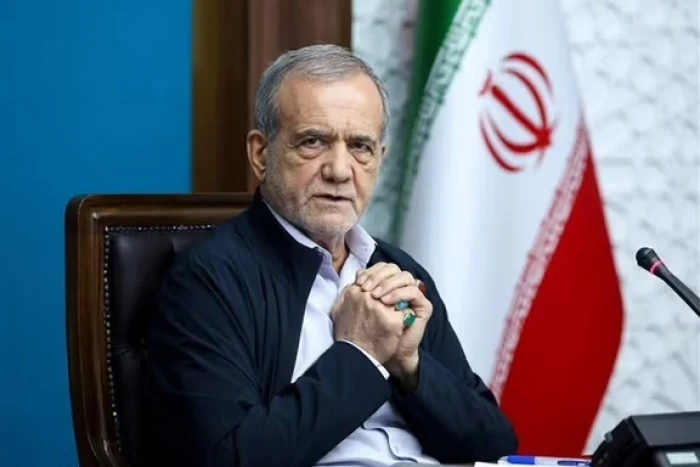 الرئيس الإيراني يعترف بتفاقم الأزمات: البلاد تخوض حربًا اقتصادية وعسكرية وأمنية