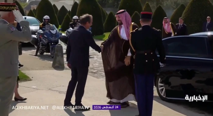 ‏لحظة وصول ⁧‫ولي العهد‬⁩ الأمير محمد بن سلمان إلى ساحة الإنفاليد في باريس