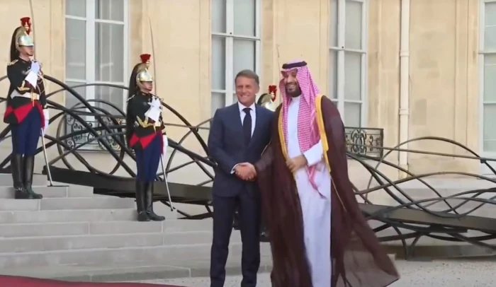 بالفيديو: لحظة وصول ولي العهد إلى قصر الإليزية والرئيس الفرنسي في مقدمة مستقبليه