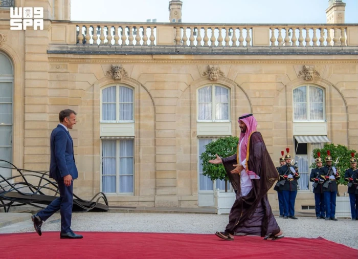 بالفيديو: لحظة وصول ولي العهد إلى قصر الإليزية والرئيس الفرنسي في مقدمة مستقبليه