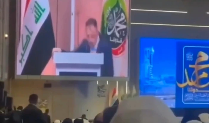 بالفيديو.. إغماء رئيس ديوان الوقف السني العراقي وسقوطه على الأرض أثناء إلقاء كلمته في حفل ببغداد