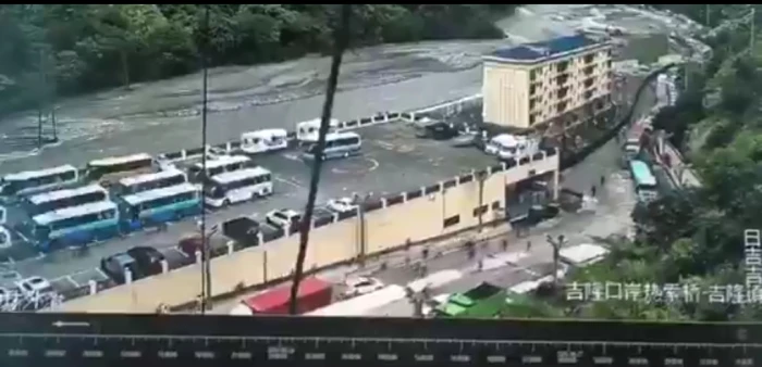 فيديو جديد يوثق هروب الناس لحظة اجتياح الفيضان المدمر للحدود الصينية النيبالية ودفن المركبات والمنشآت تحت الأنقاض