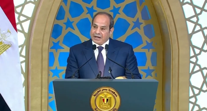 السيسي يكشف عن واقعة نصب بـ300 مليون جنيه ويعلق: «هو إحنا لسه متعلمناش بقالنا 40 سنة؟»