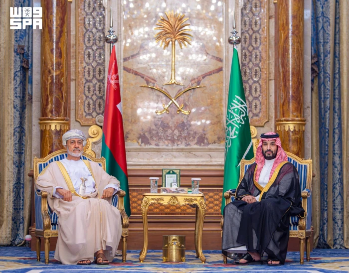 بالصور : ولي العهد يلتقي سلطان عُمان ويستعرضان العلاقات الأخوية بين البلدين