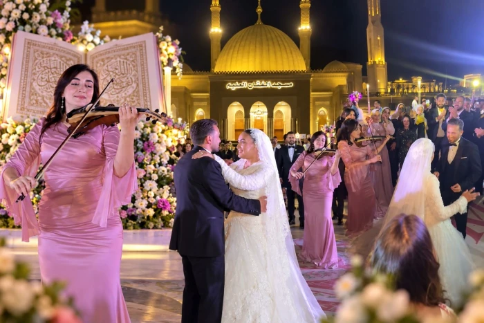 بالفيديو.. عقد قران في ساحة مسجد بمصر يثير الجدل بعد عزف الموسيقى ورقص العروسين