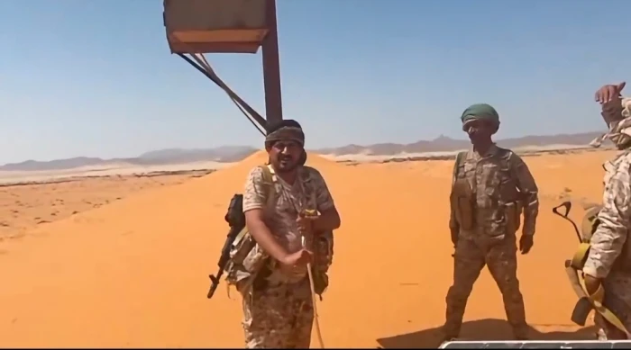 بالفيديو.. قائد بالجيش اليمني يقطع أسلاك برج اتصالات لميليشيا الحوثي أثناء وصول القوات إلى مشارف اليتمة
