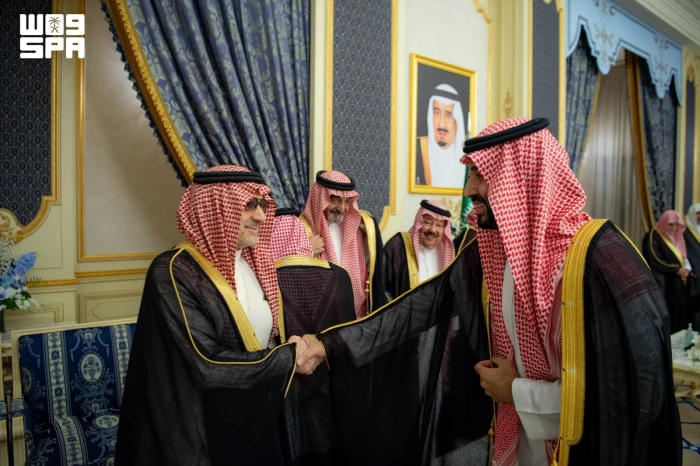 بالصور: ولي العهد يستقبل في قصر السلام بجدة عدد من  الأمراء  والمشايخ  وجمعًا من المواطنين