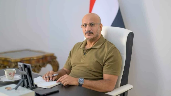 بعد الانسحاب من المخا وتسليمها للحوثيين.. معلومات عن مغادرة طارق صالح اليمن والكشف عن مكان وجوده