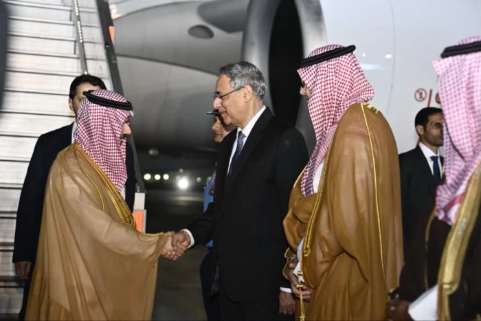 نيابة عن ولي العهد.. بالفيديو: لحظة وصول  وزير الخارجية إلى الهند لترؤس وفد المملكة في قمة بريكس