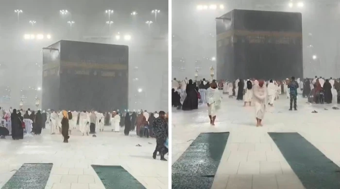 بالفيديو: أمطار غزيرة تهطل على الكعبة والمعتمرون يواصلون الطواف