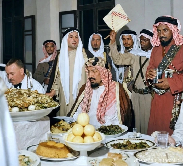 صورة نادرة للملك عبدالعزيز خلال مأدبة عشاء في قصر خزام بجدة.. والكشف عن مناسبتها وتاريخ التقاطها